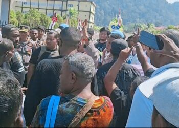 Keluarga datangi Mapolda Papua Barat tuntut pengungkapan kematian Yanto Idorway 11 Keluarga Yanto Idorway ke Mapolda Papua Barat