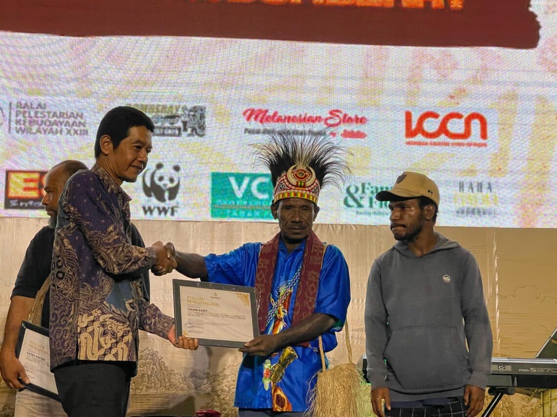 Yulian Karet terima piagam penghargaan penjaga hutan adat dari Kemenbud 1 Yulian Karet