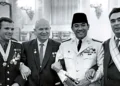 Presiden Sukarno bergandengan bersama Perdana Menteri Uni Soviet Nikita Khrushchev (2), Presiden Uni Soviet Leonid Brezhnev (4), dan Yuri Gagarin (1), kosmonot legendaris Uni Soviet - IST