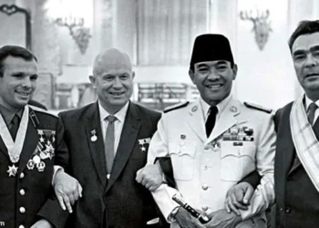 Sengketa West Papua : Diplomasi yang Dihidupkan Kembali 7 Presiden Sukarno bergandengan bersama Perdana Menteri Uni Soviet Nikita Khrushchev (2), Presiden Uni Soviet Leonid Brezhnev (4), dan Yuri Gagarin (1), kosmonot legendaris Uni Soviet - IST