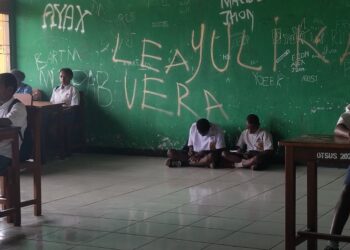 Tak ada kursi, lantai pun jadi 1 Kursi, Pendidikan, Sekolah Rusak