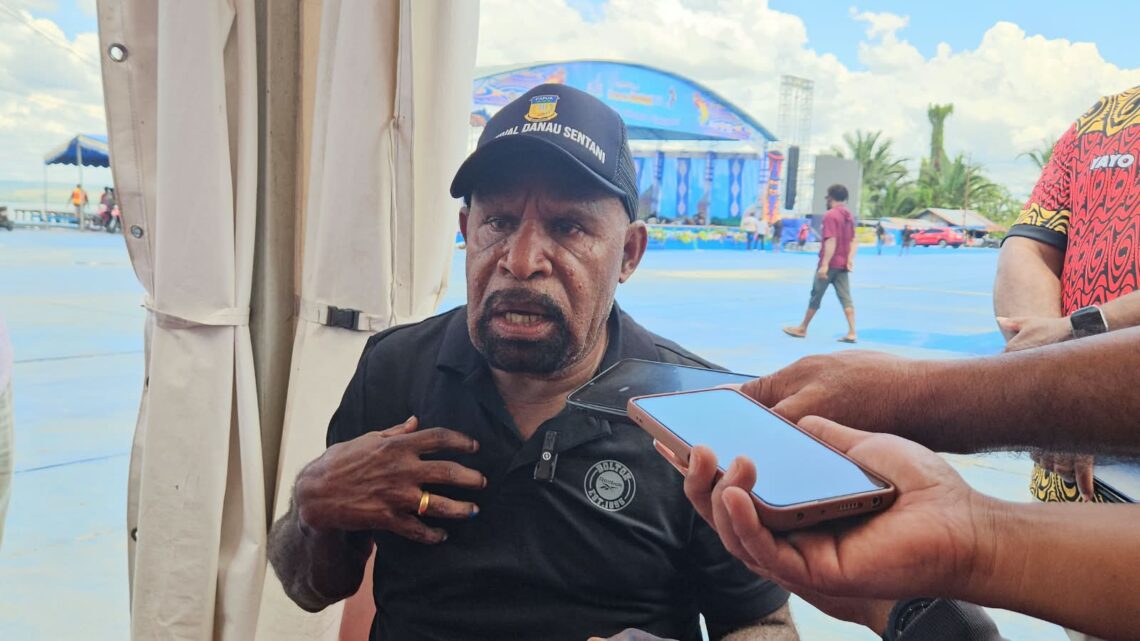 Wamenpar dijadwalkan Buka Festival Danau Sentani XV 1 Bupati Jayapura, Dr.Yunus Wonda, SH.MH saat diwawancarai wartawan di lokasi FDS-XV Pantai Kalkote, distrik Sentani Timur, Kabupaten Jayapura, Papua pada Rabu (2/9/2026).-Jubi/Silpester Kasipka