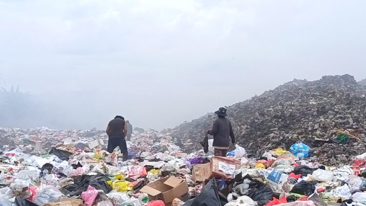 Asap pembakaran sampah di Kantor Gubernur Papua Barat
