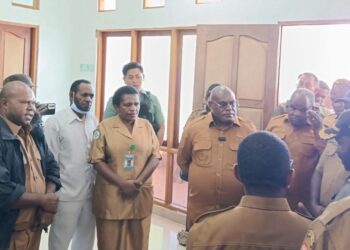 Kunjungi Puskesmas Tenedagi Deiyai: Gubernur Nawipa puji semangat pelayanan nakes 1 Gubernur Nawipa