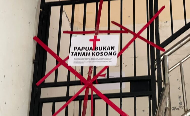 Pemuda adat Moi palang sejumlah kantor sebagai bentuk protes 1 Pemuda adat Moi