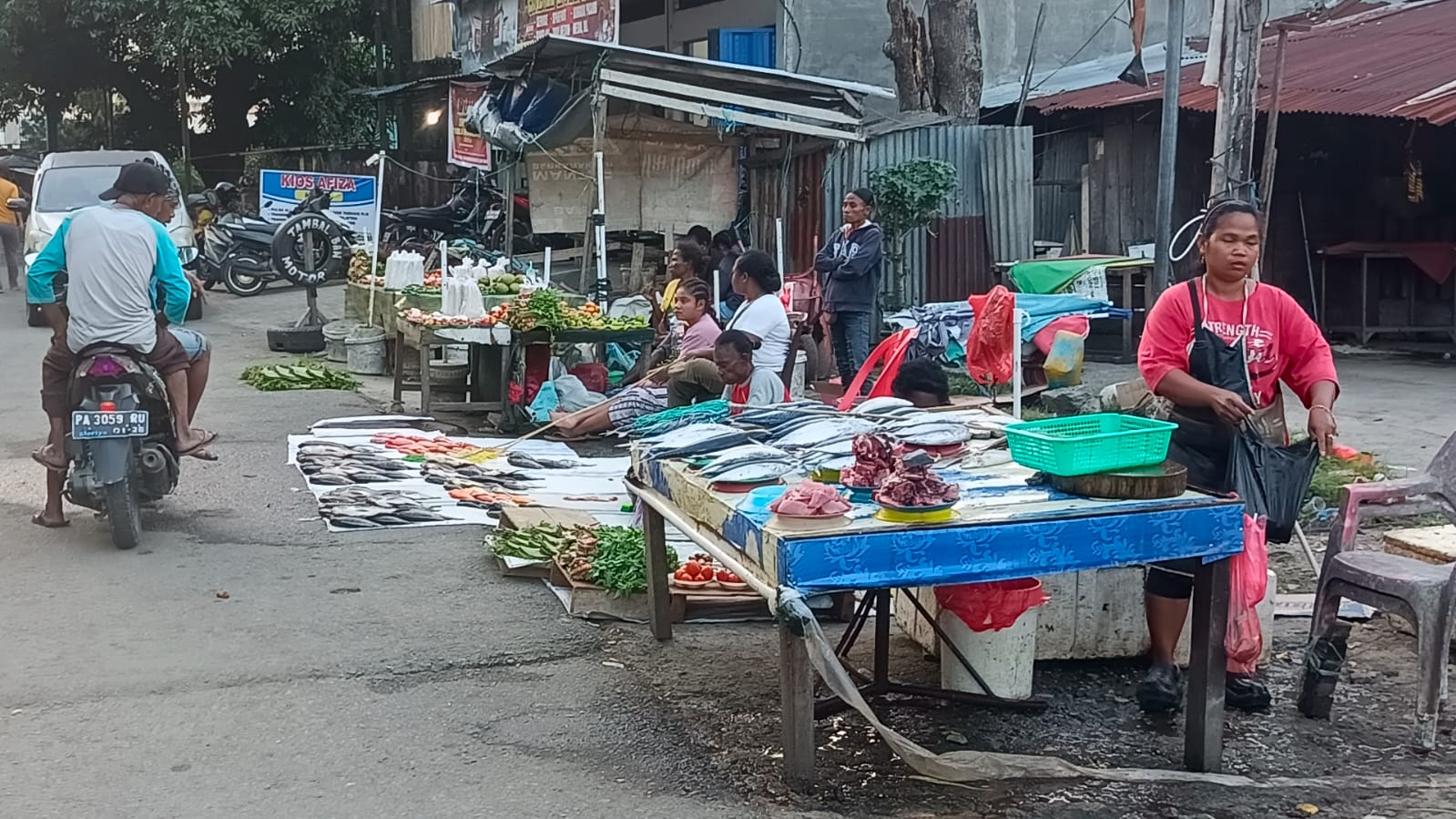 Danau Sentani semakin dijajah ikan "setan merah" 3 Para Pedagang di depan Taman Budaya Expo Waena Kota Jayapura
