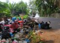 Membuang sampah sembarangan