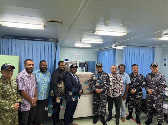 Indonesia menyumbangkan mesin rontgen portabel ke Rumah Sakit Nasional Vanuatu 1 Indonesia menyumbangkan mesin Rontgen