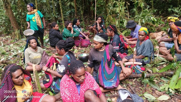 Gereja KINGMI serukan kebutuhan mendesak warga yang dilaporkan mengungsi di Pegunungan Papua 1 Ibu-ibu asal Korowai, Kabupaten Yahukimo, Provinsi Papua Pegunungan yang berada di salah satu lokasi pengungsian di dalam hutan pada bulan Juli 2026 - Dok Jubi